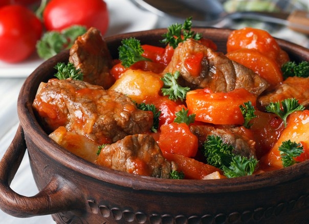 Гуляш из говядины с овощами