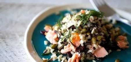 Салат с рисом и лососем