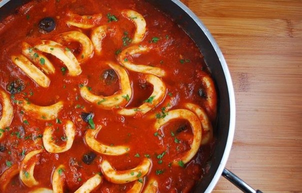 Красный плащ кальмар: закуска с хлебом