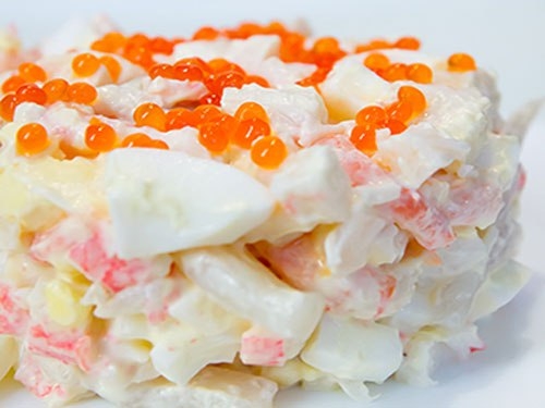Морской салат с креветками, кальмарами, икрой и крабовыми палочками