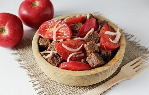 Хлебный салат с помидорами. Хлебный салат с помидорами.