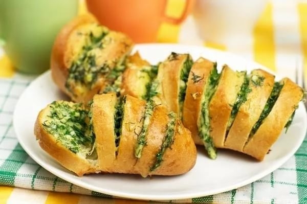Запечённый батон с сыром и зеленью Запечённый батон с сыром и зеленью