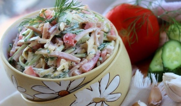 Салат из ветчины, помидоров, огурцов и сыра.