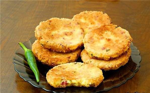 Сырные лепешки с ветчиной и зеленью