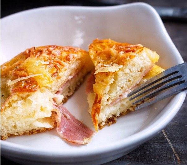 БРИОШЬ С ВЕТЧИНОЙ И СЫРОМ