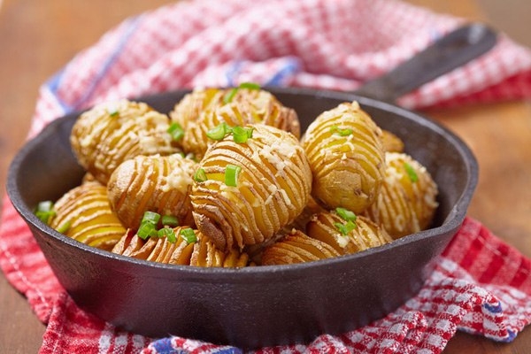 Картофель - гармошка, приготовленный на чугунной сковороде