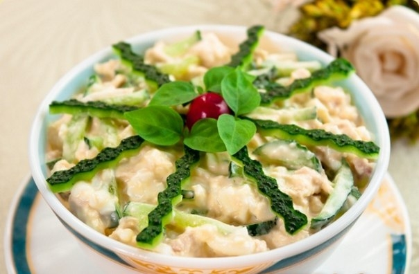 Салат с отварной курицей, свежими огурцами и орехами