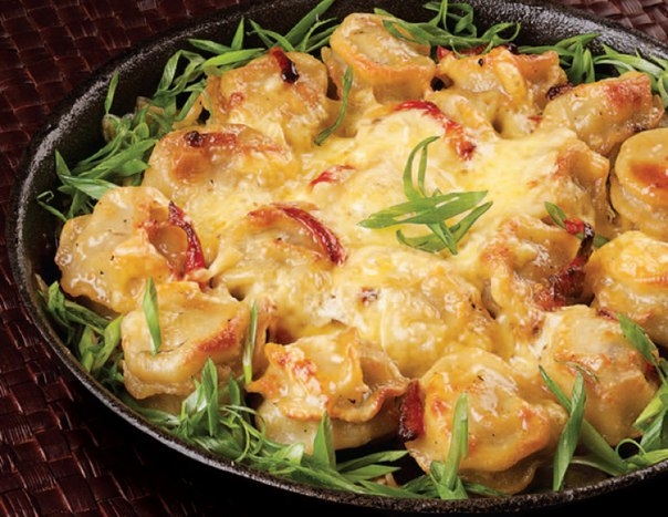 Пельмени запеченные с сыром и помидорами