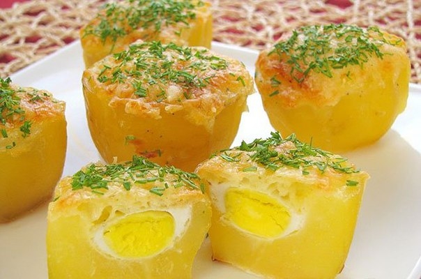 Картофель, запеченный с перепелиными яйцами