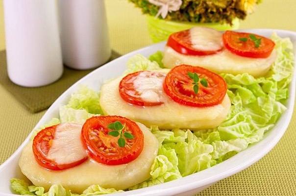 Картофель, запеченный с помидорами и сыром