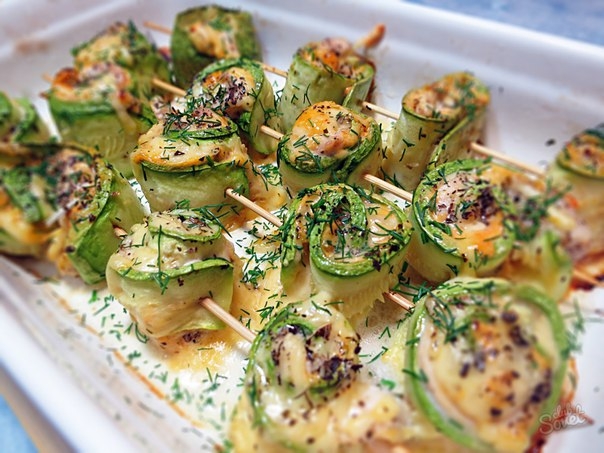Рулетики из кабачков с курицей