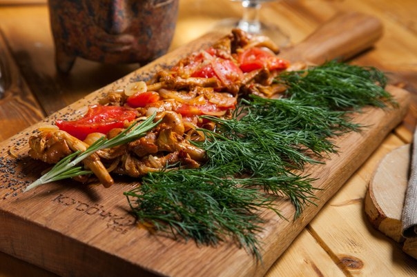 Лисички с помидорами, чесноком и луком