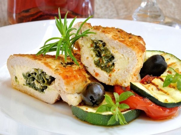 Куриное филе, фаршированное рукколой и сыром фета Куриное филе, фаршированное рукколой и сыром фета