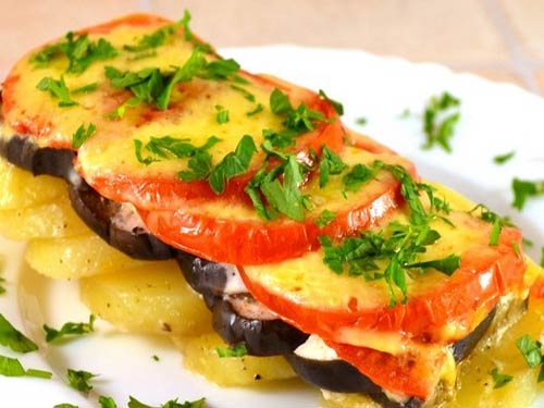 Картофель и баклажаны, запеченные в духовке