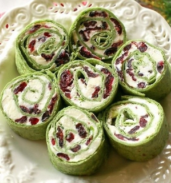 ЗАКУСКА ИЗ ЛАВАША СО СЛИВОЧНЫМ СЫРОМ И СУШЁНОЙ КЛЮКВОЙ