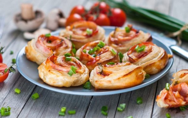 Рулеты с сыром и ветчиной Рулеты с сыром и ветчиной
