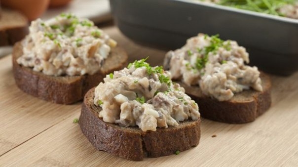 Праздничные бутерброды с грибами и скумбрией