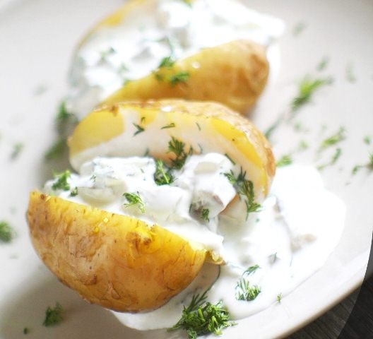 Запеченный картофель с селедочным соусом