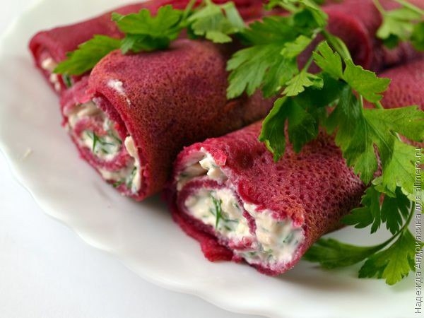 "Розовые" блины с творогом и зеленью