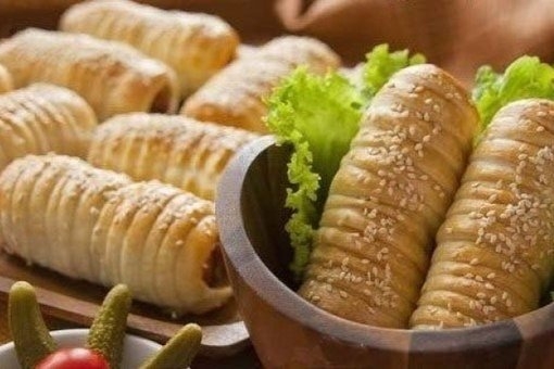 Сочные сосиски в слойке