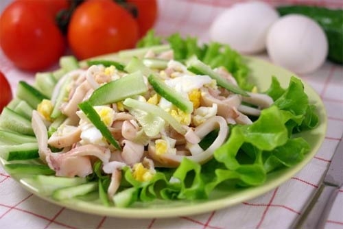 САЛАТ С КАЛЬМАРАМИ И ПЛАВЛЕННЫМ СЫРОМ