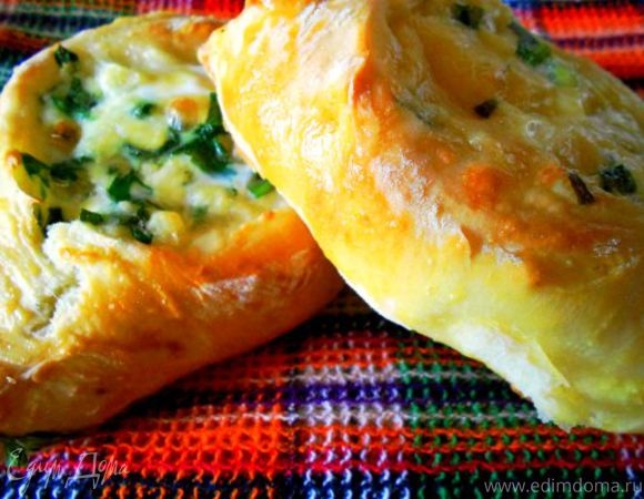 Открытые пирожки с сыром и зеленью Открытые пирожки с сыром и зеленью