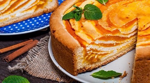 Пирог с тыквенно-творожной начинкой.