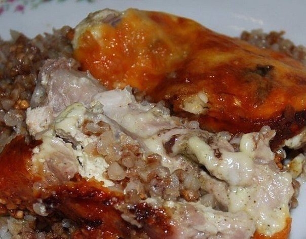 Курица, запеченная с гречкой.