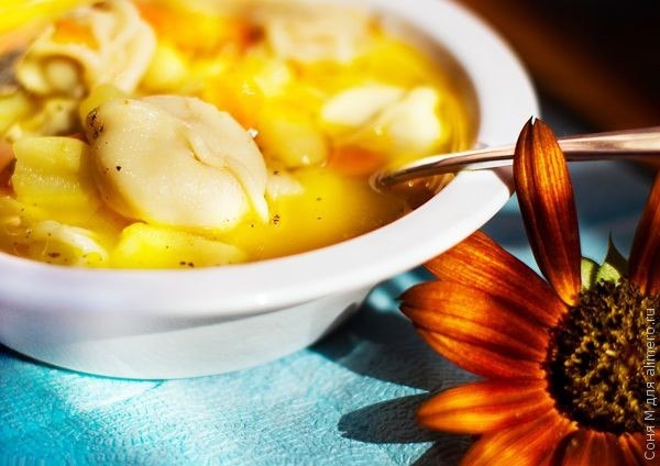 Пельмени в бульоне с овощами (первое блюдо)