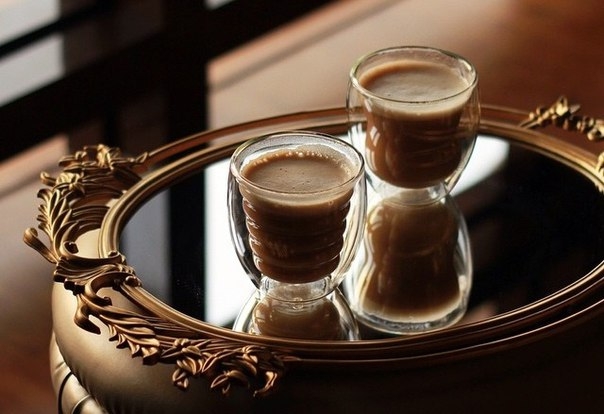 Горячий кофе, черный шоколад. Горячий кофе, черный шоколад.