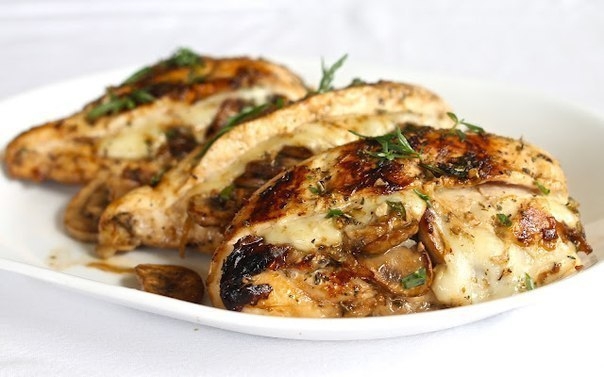 КУРИЦА, ФАРШИРОВАННАЯ ГРИБАМИ И СЫРОМ.