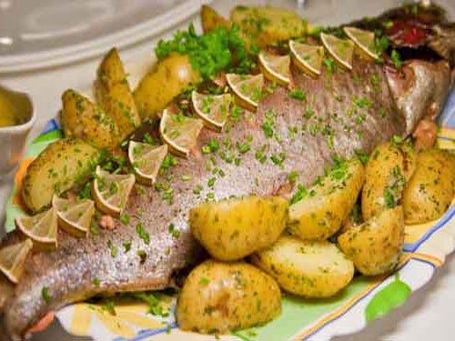 Форель, запеченная с овощами в соусе бешамель