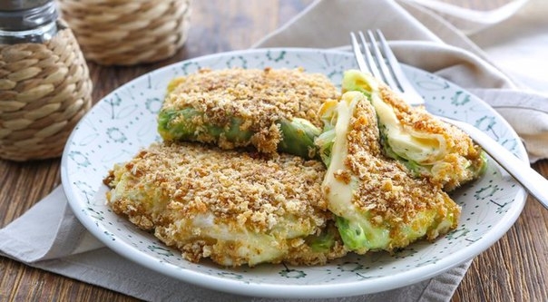 КАПУСТНЫЕ ШНИЦЕЛИ С СЫРОМ И ЗЕЛЕНЬЮ*