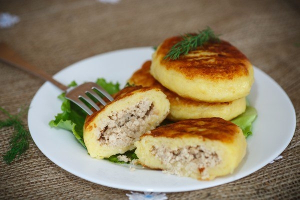 КАРТОФЕЛЬНЫЕ ЗРАЗЫ С КУРИЦЕЙ И СЫРОМ*