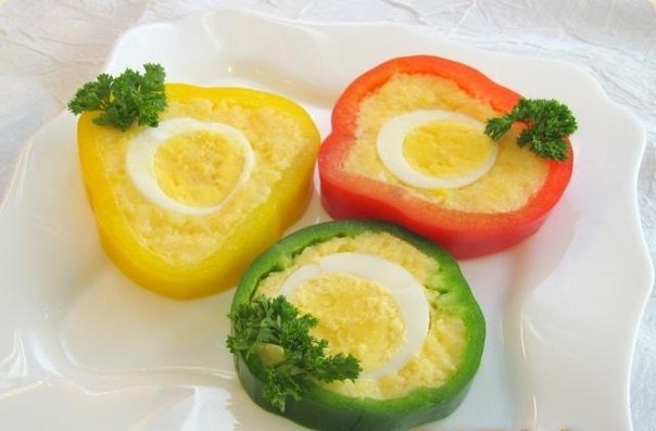Фаршированный перец с сыром, маслом и яйцом Фаршированный перец с сыром, маслом и яйцом
