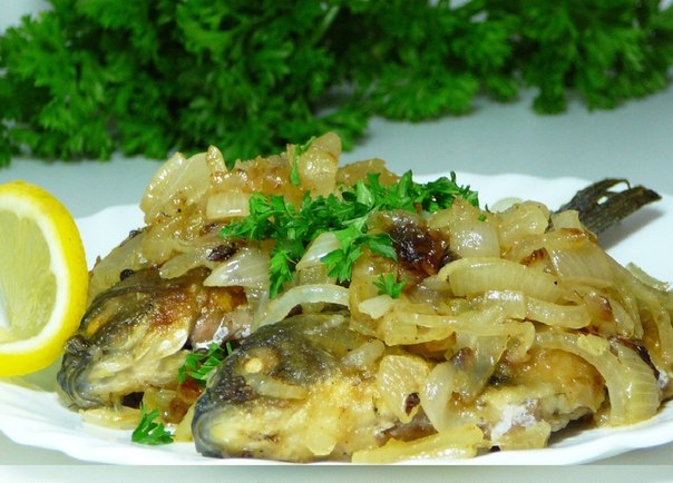 ЖАРЕНАЯ РЫБА С ЛУКОМ ЖАРЕНАЯ РЫБА С ЛУКОМ