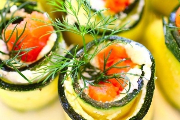 РУЛЕТЫ ИЗ ЦУКИНИ С КРАСНОЙ РЫБОЙ И СЛИВОЧНЫМ СЫРОМ