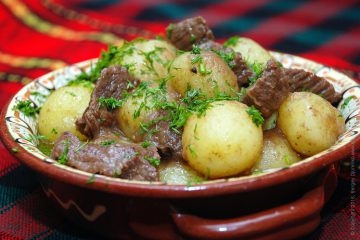 Молодая картошка тушеная с говядиной