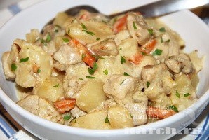 Мясо с картофелем в сырном соусе