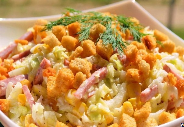 Салат с колбасой, сыром и сухариками