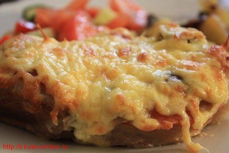 Мясо в фольге с грибами помидорами и сыром