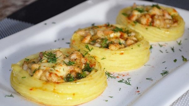 КАРТОФЕЛЬНЫЕ &ldquo;ГНЕЗДА&rdquo; С КУРИЦЕЙ"