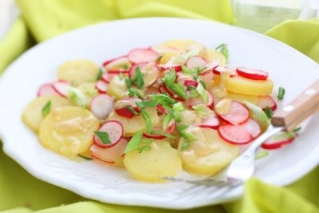 Картофельный салат с сыром и редисом