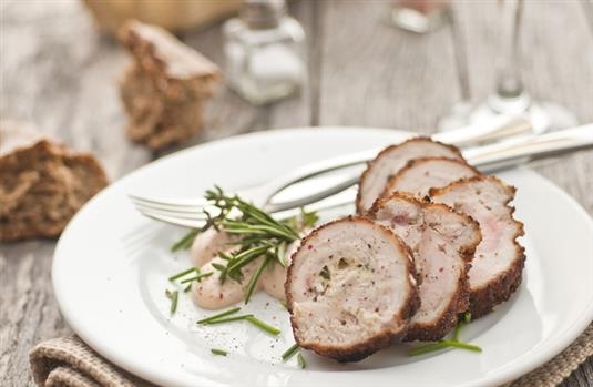 Варено-печеный рулет из курицы со специями