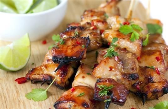Куриные шашлыки с нежным соусом и сухофруктами