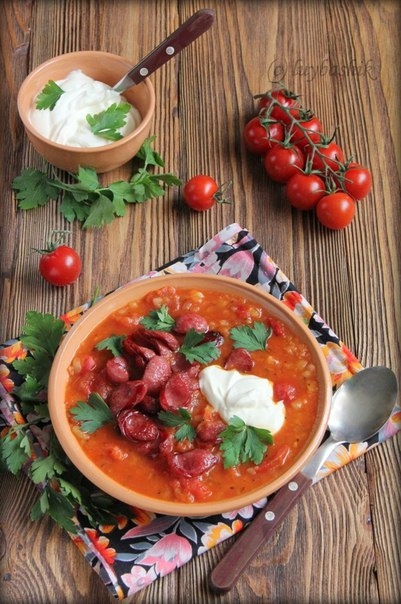Томатный суп с охотничьими колбасками и фасолью.
