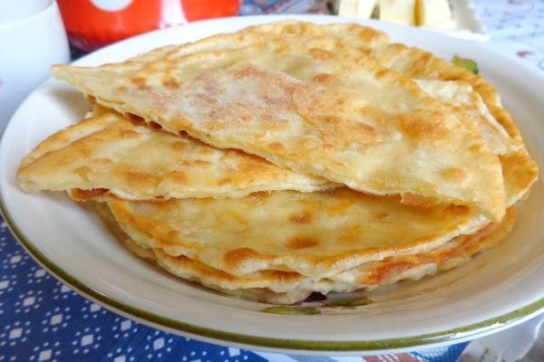 Домашние лепешки с сыром, чесноком и зеленью на сковороде
