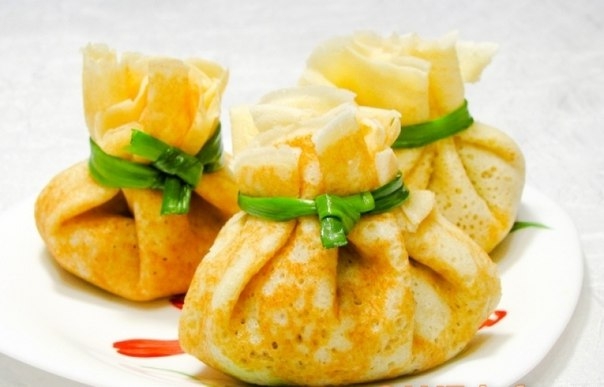 Блинные мешочки с грибами и копченым сыром