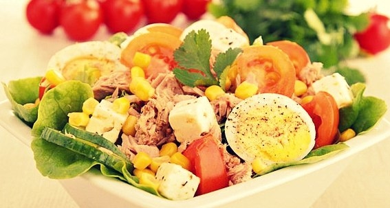 САЛАТ ИЗ ТУНЦА, КУКУРУЗЫ, ЯИЦ И ЗЕЛЕНИ