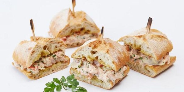 СЭНДВИЧ С ТУНЦОМ, ОВОЩАМИ И СОУСОМ ЧИЛИ.
